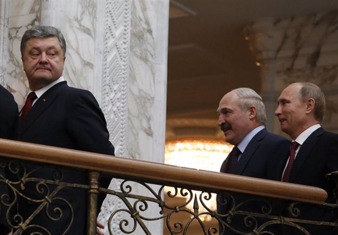 Putin camina tres de Poroshenko, nel conceyu de Minsk.
