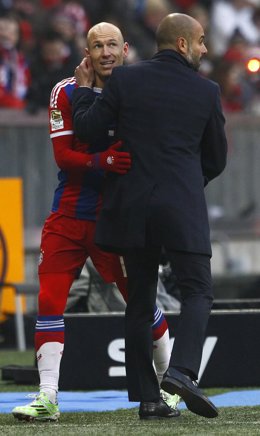 Arjen Robben se abraza a Pep Guardiola tras el Bayern-Hamburgo