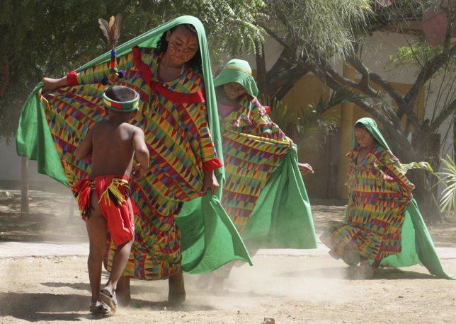 Mujeres Wayuu bailan en Uribia Colombia
