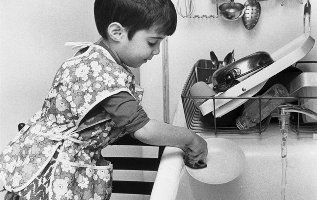 Niño limpiando los platos