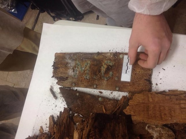 Restos de féretro con iniciales M. C. 