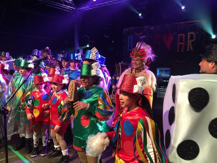 El grupo 'Los Cartulina' , ganador del premio al mejor disfraz en Santoña