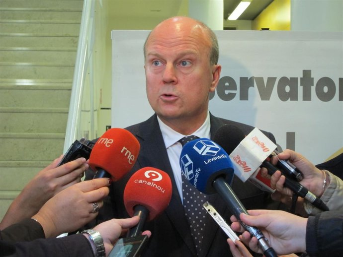 Máximo Buch atiende a los medios tras el Observatorio del Comercio.