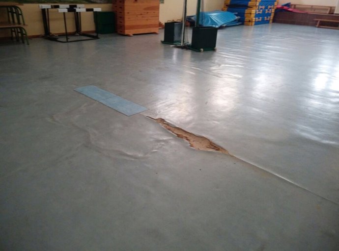 Una de las grietas del pavimento del gimnasio.