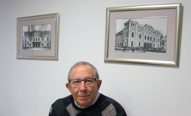 Piriz Carbonell, director del Romea, con dos fotos antes y después del incendio
