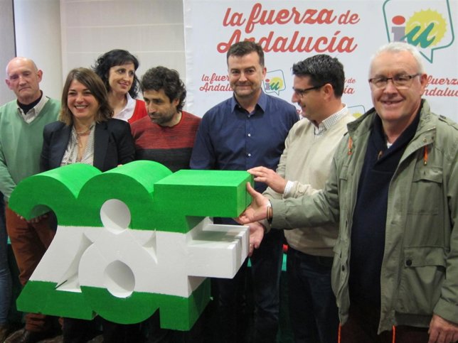 Maíllo (centro), con Elena Cortes (izda.) y Cayo Lara (dcha.)