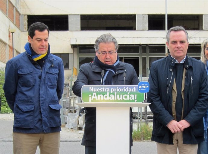 Juanma Moreno, Juan Ignacio Zoido y Juan Bueno, en Sevilla.