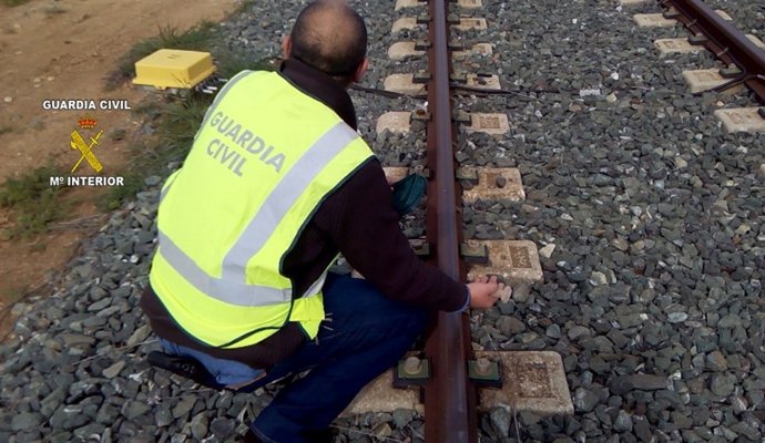Agente en la vía férrea