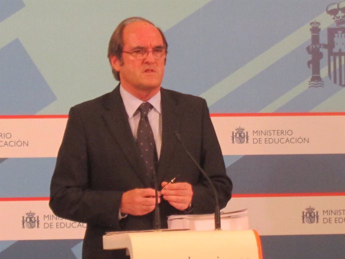 El Ministro De Educación, Ángel Gabilondo