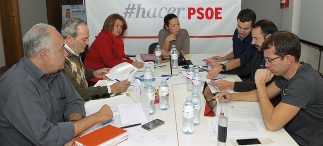 Patricia Hernández reunida con su equipo                