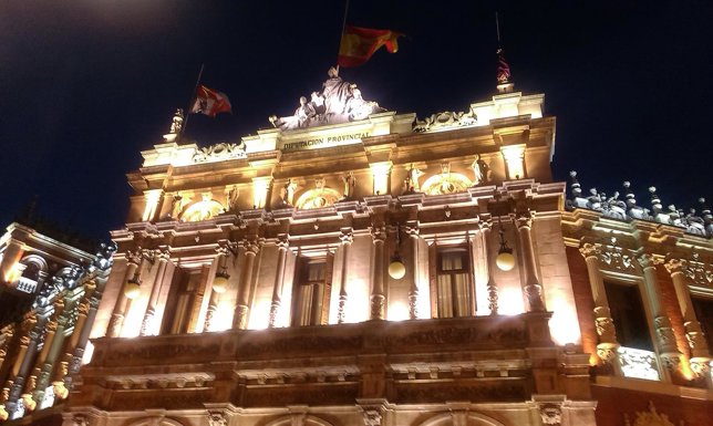Las banderas de la Diputación de Palencia ondean a media asta
