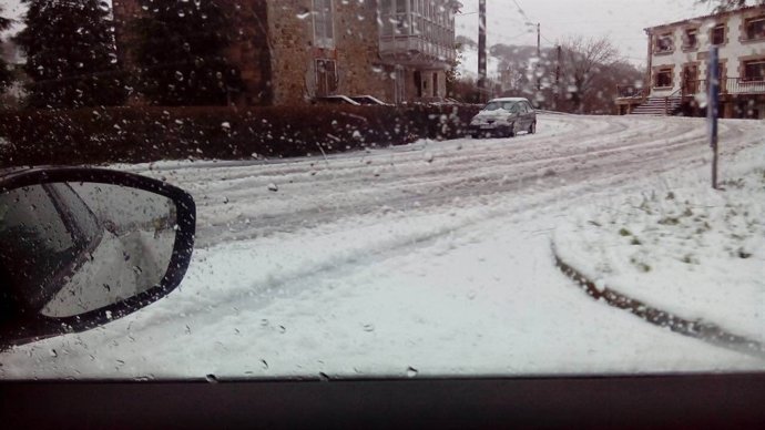 La nieve cae copiosamente en Cantabria