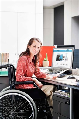 Trabajadora en silla de ruedas