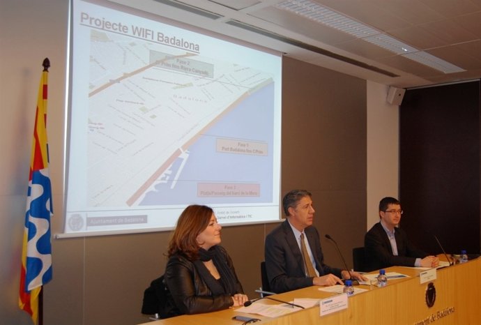 El alcalde de Badalona presenta la red de wifi en la playa