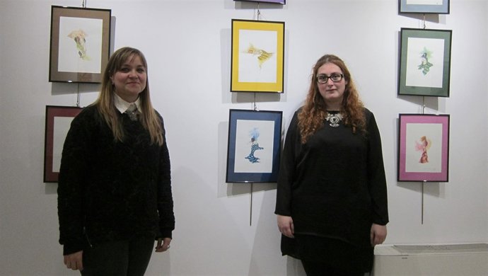 Gozo Merino (izq) y la artista Casandra Pinta en la exposición