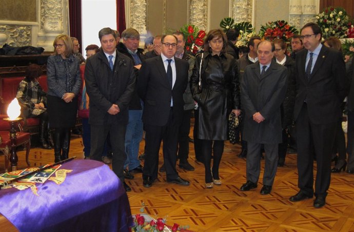 Villanueva (segundo drcha) y Hernández ante el féretro de Hernández