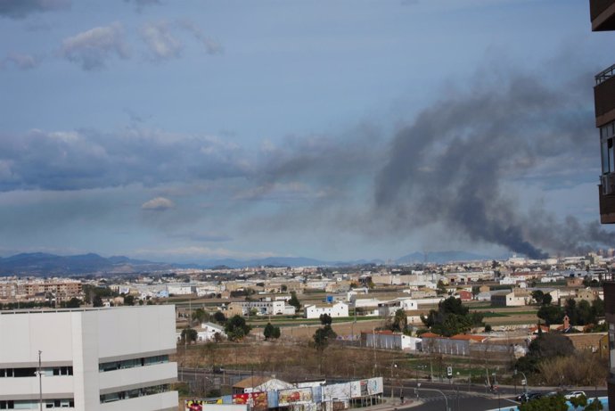 Columna de humo desde Valencia del fuego en la marja del Rafalell i Vistabella 
