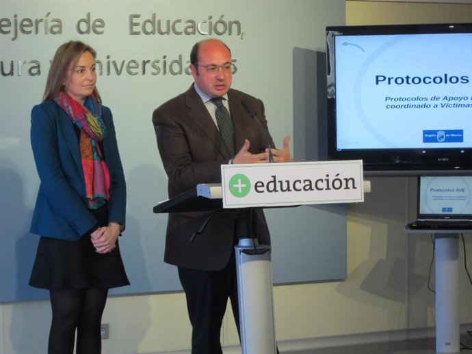 Pedro Antonio Sánchez y la directora general de Calidad Educativa