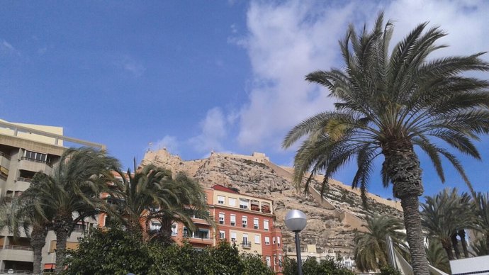 El Castillo de Sant Bárbara visto desde la plaza del Mar, en Alicante