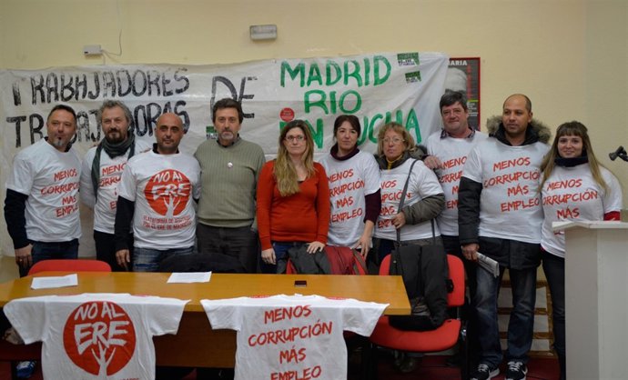 Mauricio Valiente con afectados del ERE de Madrid Río
