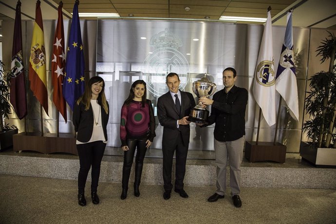 El Real Madrid recibe el trofeo como campeón de invierno 2014-15