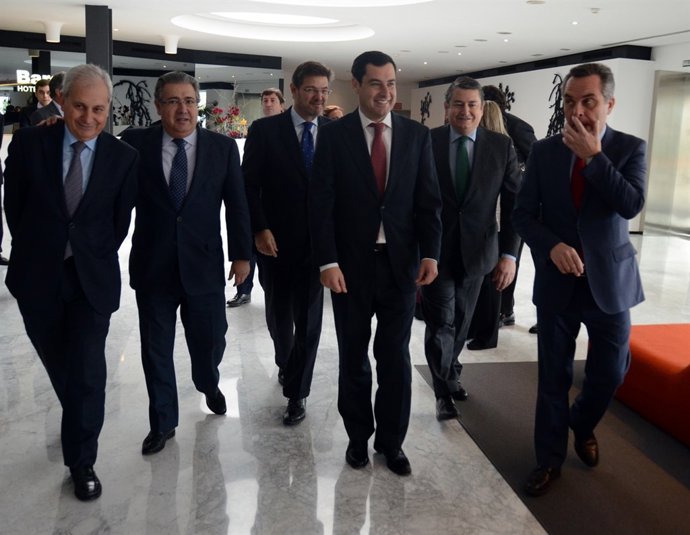 Juanma Moreno llega a un acto con el ministro de Justicia