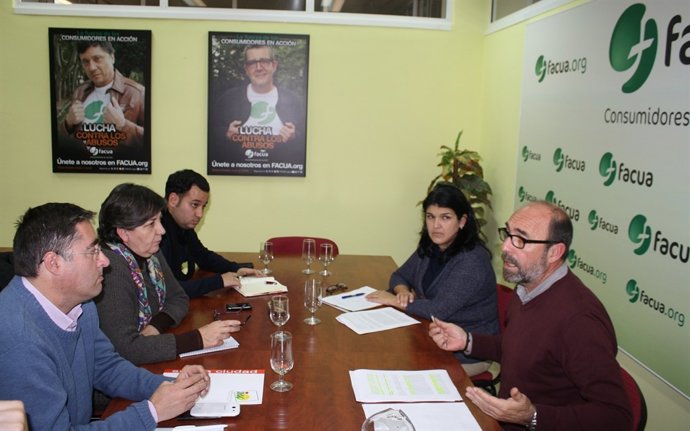 Reunión de IU con Facua.