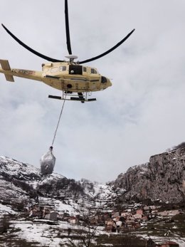 El helicóptero abastece a Tresviso, incomunicado por la nieve 