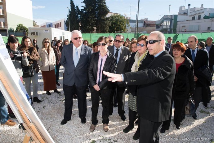 Imagen de la colocación de la primera piedra