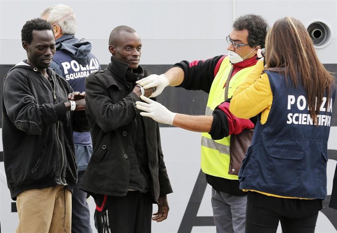 Inmigrantes a su llegada al puerto de Pozzalo, en Sicilia