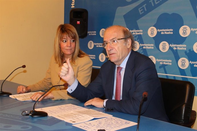 El alcalde de Huelva, Pedro Rodríguez, y la concejala Pilar Miranda.