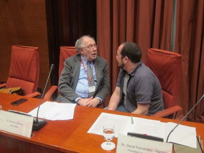El periodista Ernesto Ekaizer y el presidente de la comisión, David Fernández