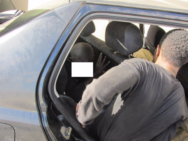 Inmigrantes ocultos en un vehículo interceptado en Ceuta