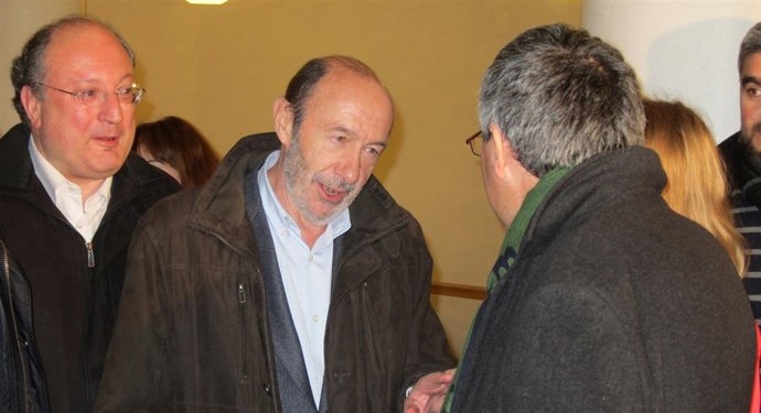 Pérez Rubalcaba a su llegada a la Hospedería Fonseca 