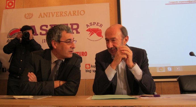 Pérez Rubalcaba en Salamanca junto al vicerrector de la USAL 