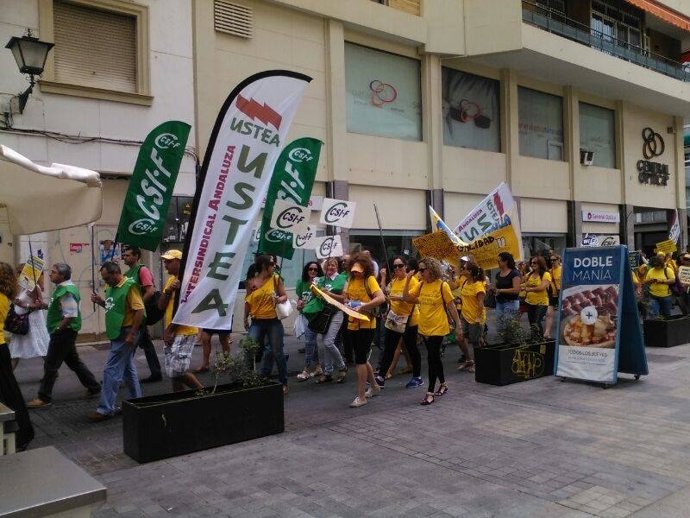 Manifestación de los monitores de la 'Marea Amarilla'
