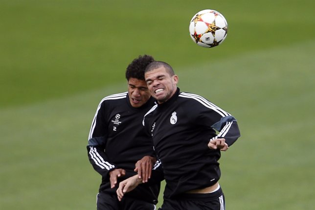Varane y Pepe entrenando con el Real Madrid