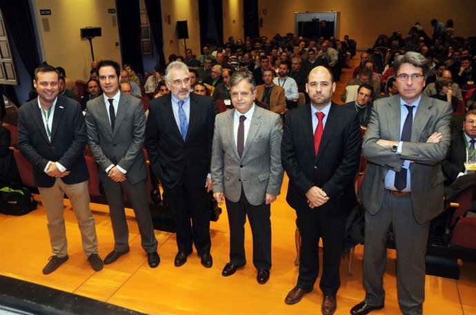 Fuentes (centro) , en la inauguración de la conferencia