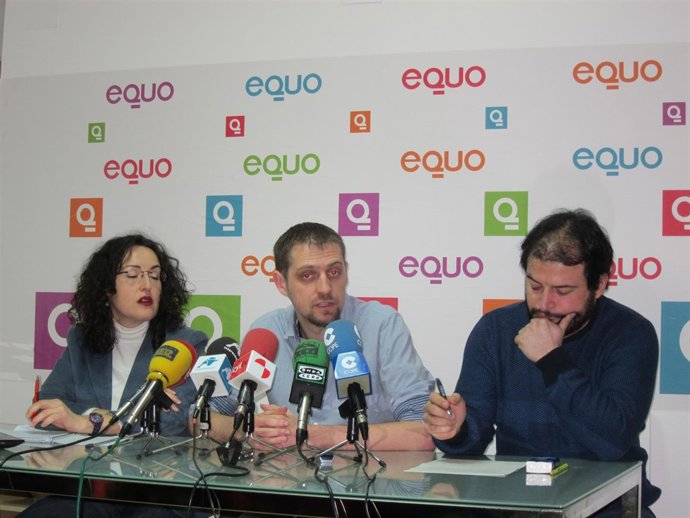 Florent Marcellesi (centro) en la sede de Equo Salamanca