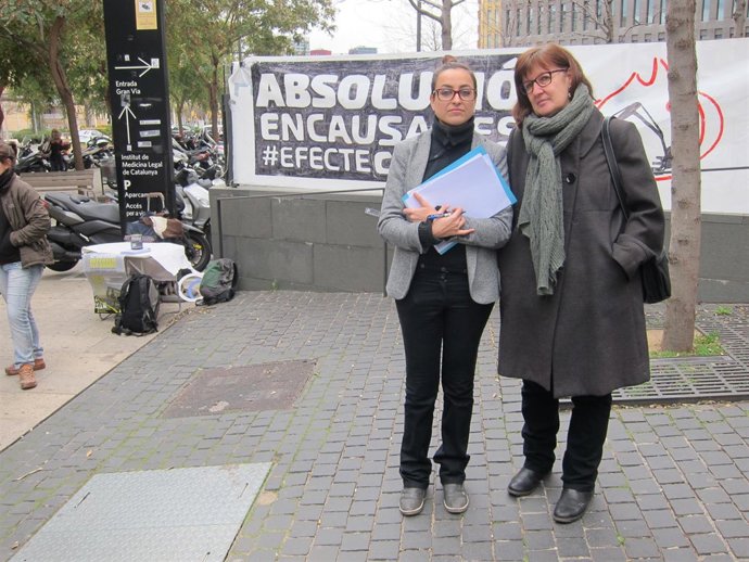 La abogada Nahxeli Beas y la madre del 'casteller' Magda Olivés