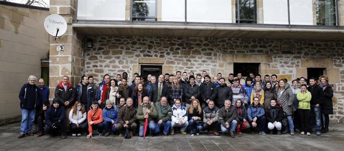 Ignacio Diego con los contratados en Los Corrales de Buelna