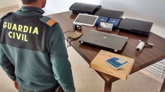 Material intervenido en robos en Carral (A Coruña)