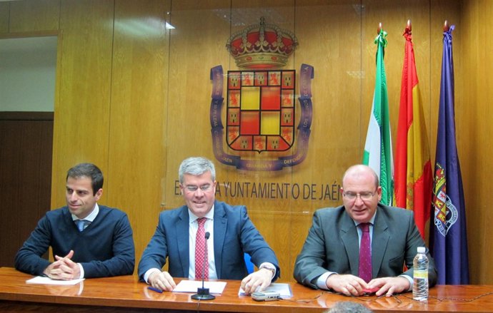 Carrión, Fernández de Moya y Márquez informan sobre el 'Jaén Plaza'.