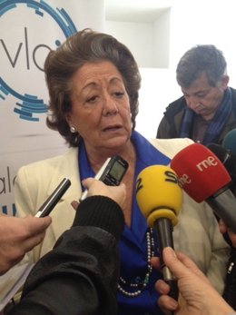 Barberá atendiendo a los medios