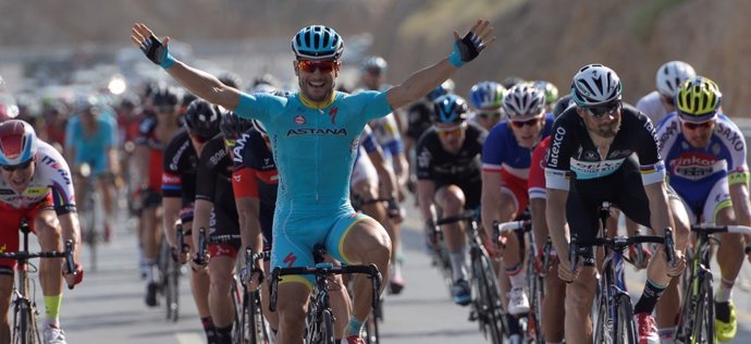 Andrea Guardini celebra su victoria en la Vuelta a Omán