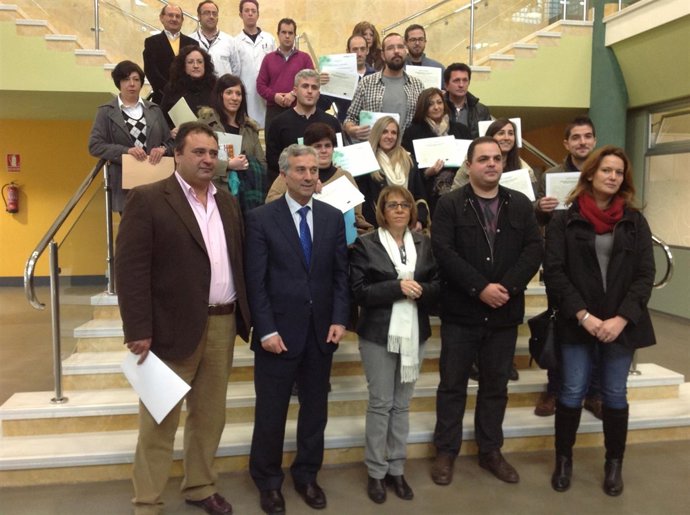Buenaño, Delgado y Gálvez (en la primera fila desde la izquierda) en la clausura