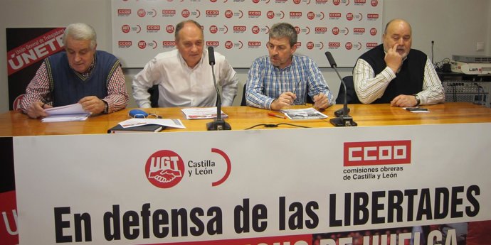 Temprano y Fdez. Gamazo (segundo y tercero por la izq) en la rueda de prensa