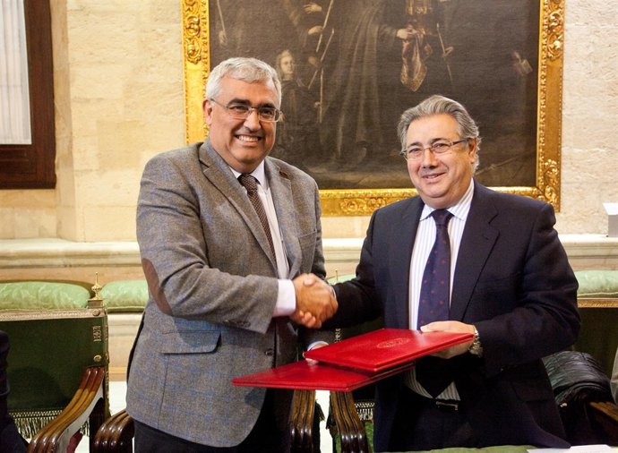 Zoido y el rector de la US,durante la firma del convenio