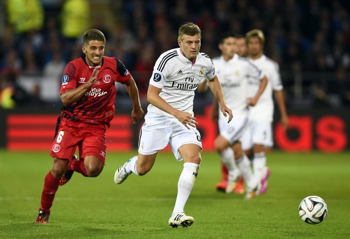 Toni Kroos pelea con Carriço en un Real Madrid-Sevilla