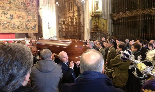 El féretro con los restos de Hernández abandona la Catedral